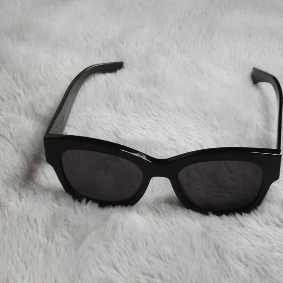 **Authentic**Gucci Butterfly Frame Sunglasses - Picture 9 of 12